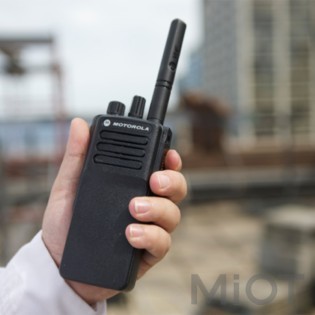 Цифрова портативна радіостанція з зарядним пристроєм - Motorola DP 4401E VHF (MDH56JDC9RA1AN)