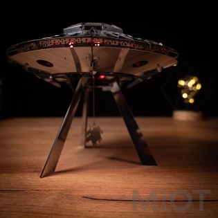 Модель НЛО с подсветкой и механизмом Stellar Raiders Metal-Time MT051