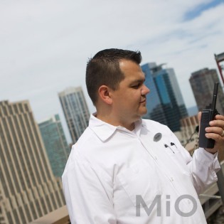 Цифрова портативна радіостанція з зарядним пристроєм - Motorola DP 4401E VHF (MDH56JDC9RA1AN)