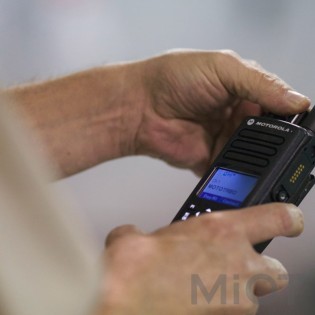 Цифрова портативна радіостанція з зарядним пристроєм - Motorola  DP4801E VHF (MDH56JDN9RA1AN)
