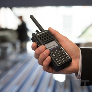 Цифрова портативна радіостанція з зарядним пристроєм - Motorola  DP4801E VHF (MDH56JDN9RA1AN)