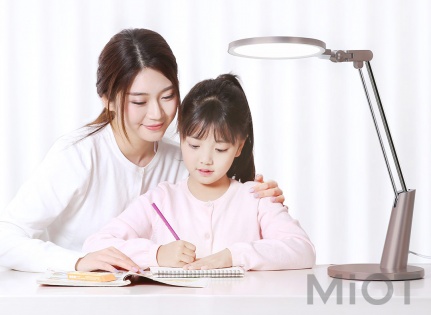 Настільна лампа Xiaomi Yeelight Smart Serene Eye-Friendly Desk Lamp Pro Gold YLTD04YL