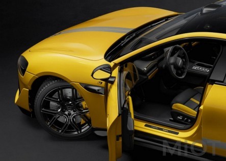 Колекцiйна модель Xiaomi SU7 Ultra 1:18 LighYellow BHRO8KQGL