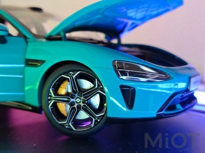Коллекционная модель Xiaomi SU7 1:18 Aqua Blue BHR08KPGL