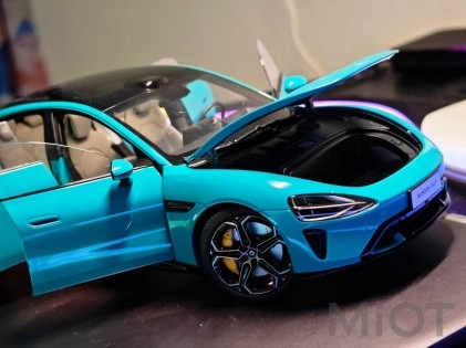Колекцiйна модель Xiaomi SU7 1:18 Aqua Blue BHR08KPGL