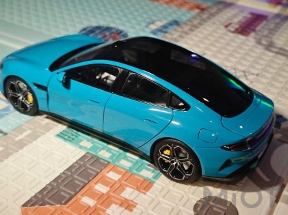 Колекцiйна модель Xiaomi SU7 1:18 Aqua Blue BHR08KPGL