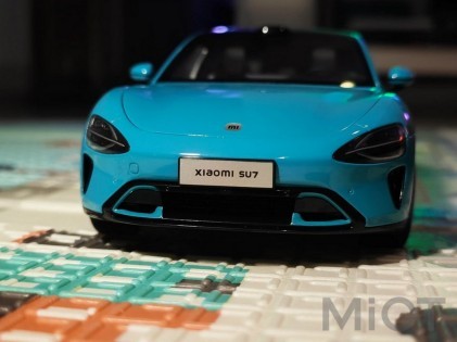 Коллекционная модель Xiaomi SU7 1:18 Aqua Blue BHR08KPGL